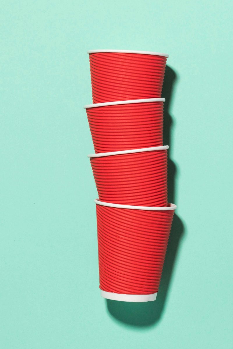 top-view-collection-of-plastic-cups-on-the-table (1)